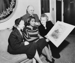 Marian Anderson (1897-1993) und Richard Bucky Fuller (1895-1983) mit zwei weiteren Frauen