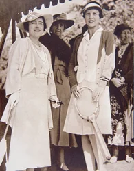 Mrs. Helen Wills Moody (rechts), die amerikanische Tennismeisterin, trifft die Herzogin von York im All-England Club in Wimbledon während der Lawn Tennis Meisterschaft 1935
