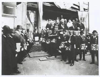 Schomburg unter Freimaurern und Odd Fellows bei der Grundsteinlegung des Ionischen Tempels