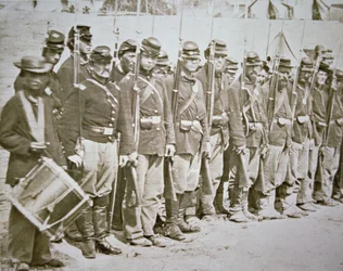Das sechste Maine-Infanterieregiment der Unionsarmee, auf Parade nach der Schlacht von Fredericksburg