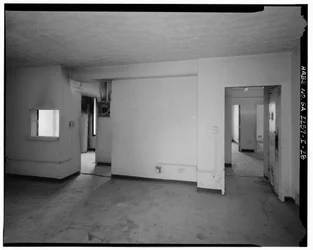 Typische 2-Zimmer-Wohnung mit Esszimmer und Arbeitszimmer, Flur mit Zugang zur Küche und Badezimmer (links), Flur zu den Schlafzimmern (rechts)