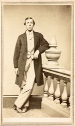 Unbekannter Mann im Mantel, der sich gegen eine Säule lehnt, ca. 1860-75