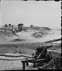 Blick ostwärts von verlassenem Fort Moultrie, Charleston Harbor, South Carolina, April 1865