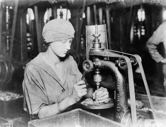 Frau beim Senken eines Zündrohrlochs und Füllen des Lochs in einer Handgranate bei Westinghouse Electric & Mfg. Co., East Pittsburgh, Pa., während des Ersten Weltkriegs, 1914-18