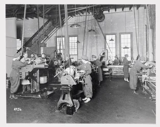 Frauen arbeiten in Fabriken während des Ersten Weltkriegs, um 1917