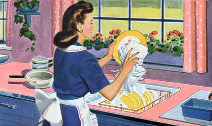Hausfrau der 1940er Jahre spült Geschirr in ihrer Traumküche