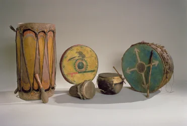 Eine Sammlung von amerikanischen Indianertrommeln