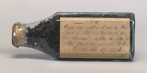 Teeblätter der Boston Tea Party in einer Glasflasche, gesammelt von T.M. Harris, Dorchester Neck, Dezember 1773