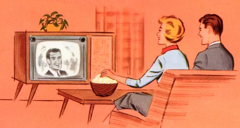 Paar schaut Retro-Fernsehen in ihrem Wohnzimmer