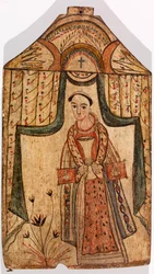 Figur und Pflanze zwischen gezogenen Vorhängen