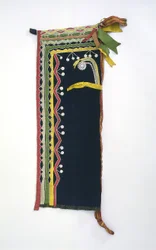 Kapuzenmantel, Chippewa, ca. 1840 (Wolle, Glasperlen & Seidenband)