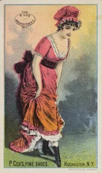 Dame im Mop-Hut bewundert Stiefel