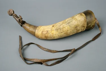 Pulverhorn mit Riemen und Stopfen, 1773 (Horn, Holz, Leder & Metall)