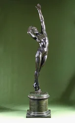 Bronzefigur einer nackten Frau