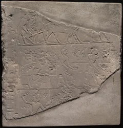 Fragment einer Stele, die Pflügen, Ernten und Vogelfang darstellt