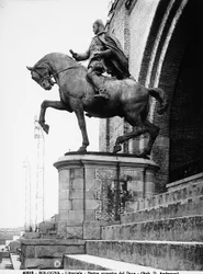 Reiterstatue von Benito Mussolini; bis zum Fall des Faschismus stand diese Statue im Littoriale (Stadio comunale) in Bologna (s/w Foto)