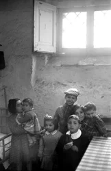CROTONE - KINDER IN EINEM KELLERHAUS