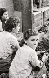 Das Lächeln eines jungen Mädchens, das Walnüsse schält, Quaglino, Neapel, Italien, um 1955