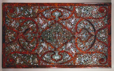 Einlegearbeit im Stil von Andre-Charles Boulle, Detail eines geschnitzten und vergoldeten Tisches, signiert P van Loose und M Verbiest, Niederlande
