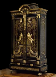 Möbel im Stil Ludwigs XIV. (1661-1715): Kleiderschrank mit Figuren der Aspasia und des Sokrates, aus Eiche, Ebenholz und Vergoldung, von André Boulle (1642-1732), um 1710, Paris, Louvre