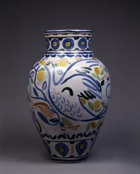 Majolika-Vase bemalt und dekoriert mit einem Vogel