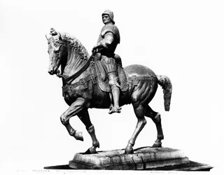 Reiterstatue des Condottiere Bartolomeo Colleoni (1400-75) (Bronze) (s/w Foto)