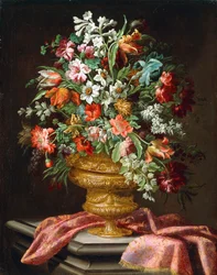 Blumen in einer skulptierten Urne auf einem drapierten Steinpodest