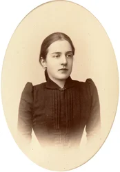 Alexandra Treugut, um 1888-1892