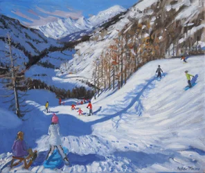 Schatten eines Tannenbaums und Skifahrer in Tignes
