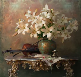 Elegante Lilien und Violine