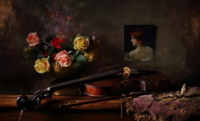 Elegantes Violine-Stillleben