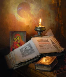Heilige Bücher und Kerzenlicht
