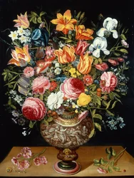 Rosen, Tulpen, Narzissen, Iris und andere Blumen in einer skulptierten Urne und ein Marienkäfer auf einem Sims