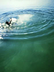 Surfer unter der Oberfläche