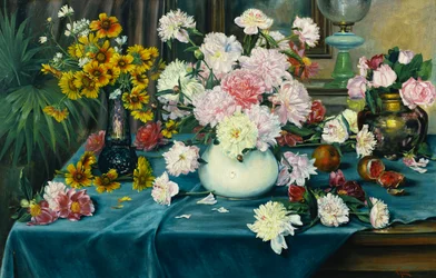 Pfingstrosen, Rosen und andere Blumen in Vasen auf einem mit blauem Tuch bedeckten Tisch, 1913