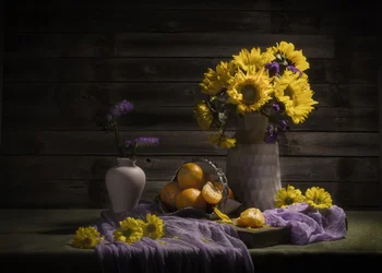 Stimmungsvolle Sonnenblumen und Mandarinen