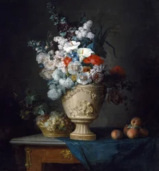 Blumenstrauß in einer Terrakottavase mit Pfirsichen und Trauben