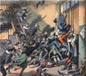 Eine Schule in Cleveland (Vereinigte Staaten) brannte nieder. Gravur aus der Zeitung „Le Petite Parisien“, 22/03/1908. Private Sammlung.