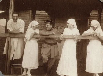 Erster Weltkrieg 1914-1918: Krankenschwestern und Ärzte in Blusen sprechen mit einem französischen Soldaten in Couville, Manche, Niedernormandie, Frankreich. Anonyme Fotografie Juli 1917. Private Sammlung, Stella.