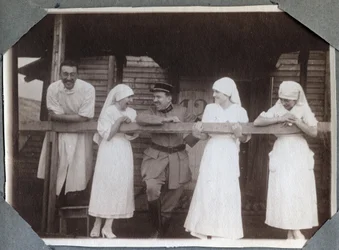 Erster Weltkrieg 1914-1918: Krankenschwestern in einer lustigen Bluse mit Soldaten und einem Arzt in Couville, Manche, Basse-Normandie, Frankreich. Anonymes Foto Juli 1917. Private Sammlung, Stella.
