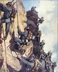 Erster Weltkrieg: Italienische Alpenjäger klettern eine Wand in den italienischen Alpen hinauf