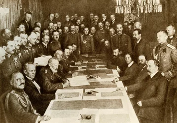Erster Weltkrieg: Unterzeichnung des Friedensvertrags von Brest-Litowsk am 03.03.1917 zwischen den Deutschen und Russen. Das bolschewistische Reich hat andere Gebiete als Deutschland. Vertreter der Zentralmächte (oder Dreibund, Deutschland, Österreich)