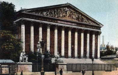 Paris: Außenansicht der Abgeordnetenkammer (Nationalversammlung, Palais Bourbon). Fotografie von 1920 im „Künstlerischen Album“ der Stadt Paris. Privatsammlung.
