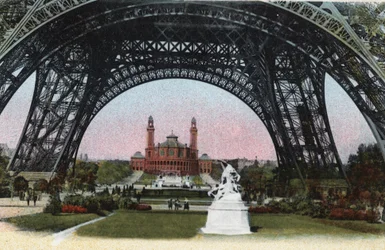 Paris: der Palais du Trocadéro gesehen unter dem Eiffelturm. Fotografie von 1920 im „Artistic Album“ der Stadt Paris. Private Sammlung.
