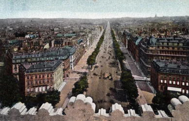 Paris: Blick auf die Avenue des Champs-Élysées, aufgenommen vom Arc de Triomphe, Place de l