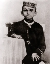 Porträt des politischen Führers Mohandas Karamchand Gandhi (1869-1948) als Kind - Fotografie um 1875