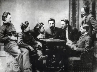 Die Moskauer Literarische Sreda - Mitglieder des literarischen Kreises Sreda, gebildet in der zweiten Hälfte der 1890er Jahre von russischen realistischen Schriftstellern - Porträts russischer Intellektueller der literarischen Gruppe Znanie: von links nach