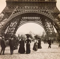 Weltausstellung von 1900 - Exposition Universelle de 1900 in Paris: Blick unter den Eiffelturm - private Sammlung