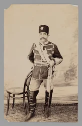 Ganzkörperporträt von Mozaffar al-Din Shah, spätes 19. - frühes 20. Jahrhundert