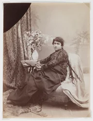 Frau mit Zöpfen